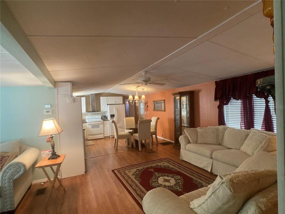 待售: $125,000 (2 贝兹, 2 浴室, 1046 平方英尺)