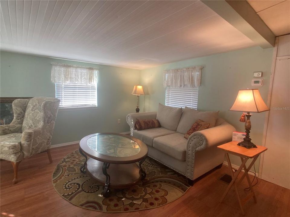 待售: $125,000 (2 贝兹, 2 浴室, 1046 平方英尺)