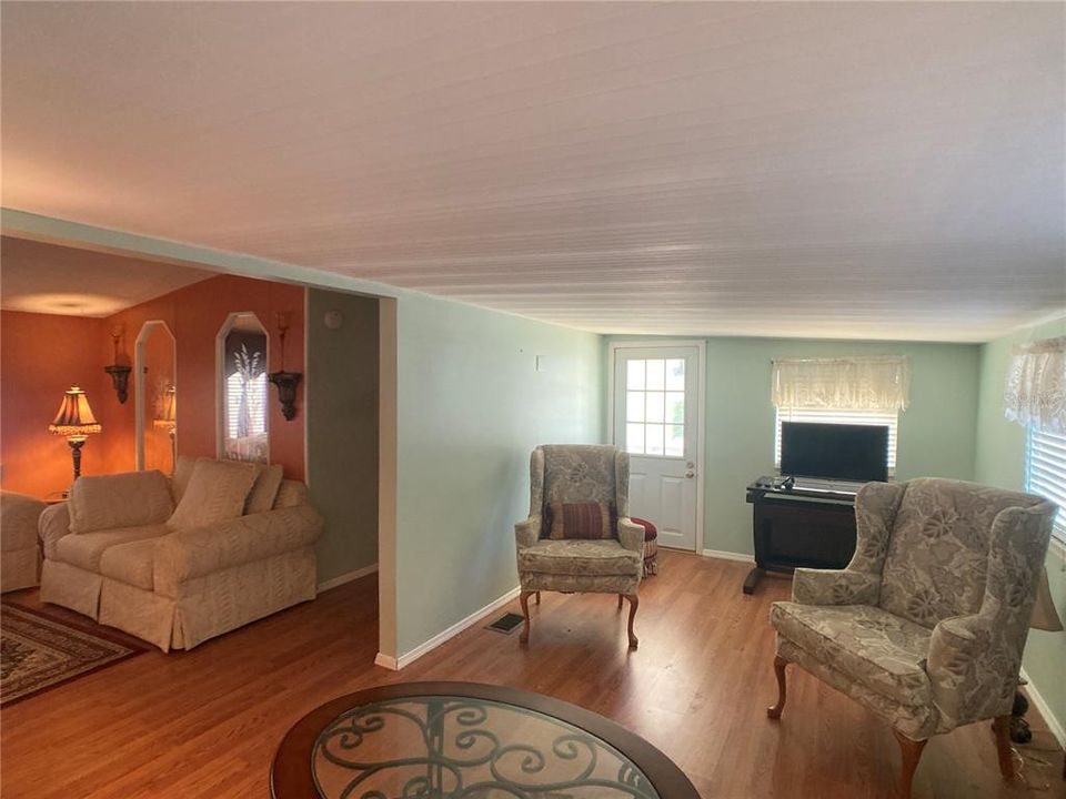 待售: $125,000 (2 贝兹, 2 浴室, 1046 平方英尺)