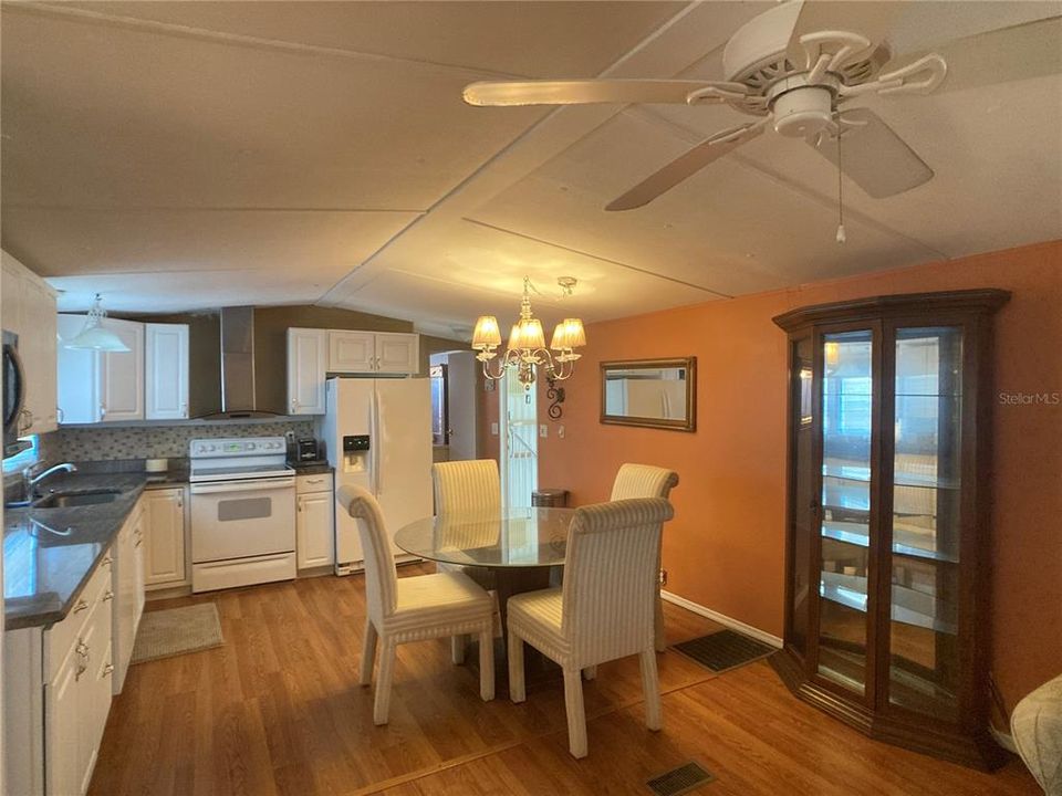 待售: $125,000 (2 贝兹, 2 浴室, 1046 平方英尺)