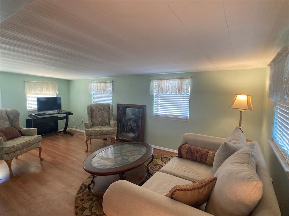 待售: $125,000 (2 贝兹, 2 浴室, 1046 平方英尺)