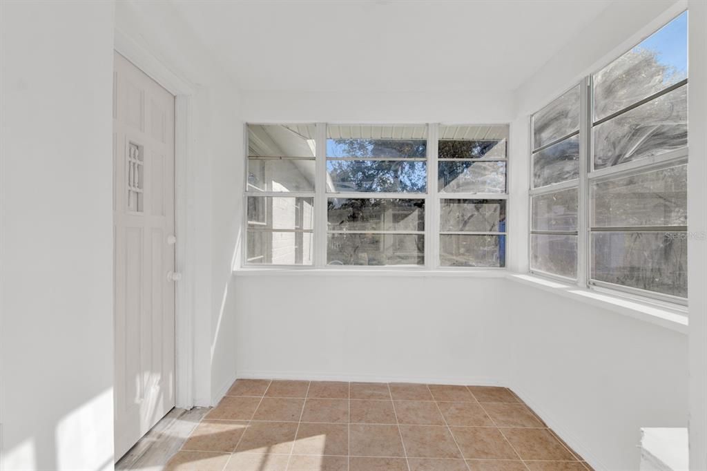 For Sale: $215,000 (2 beds, 2 baths, 850 Square Feet)