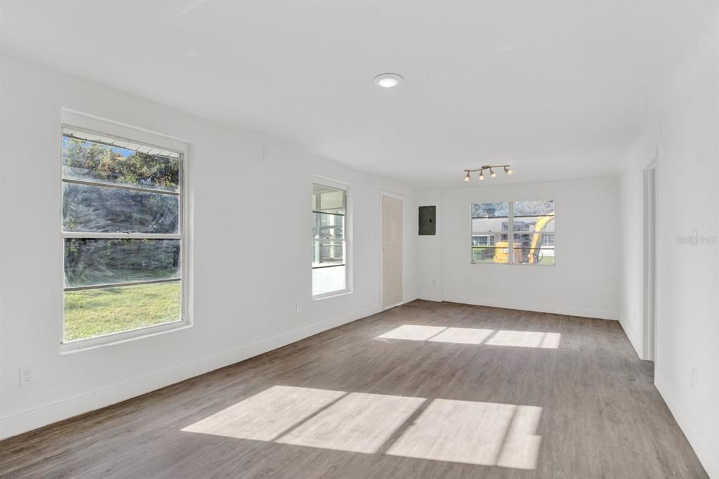 For Sale: $215,000 (2 beds, 2 baths, 850 Square Feet)