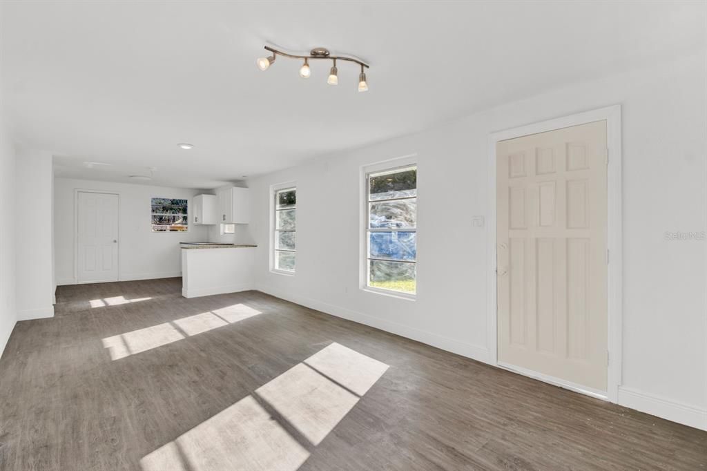 For Sale: $215,000 (2 beds, 2 baths, 850 Square Feet)