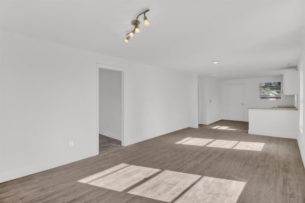 For Sale: $215,000 (2 beds, 2 baths, 850 Square Feet)