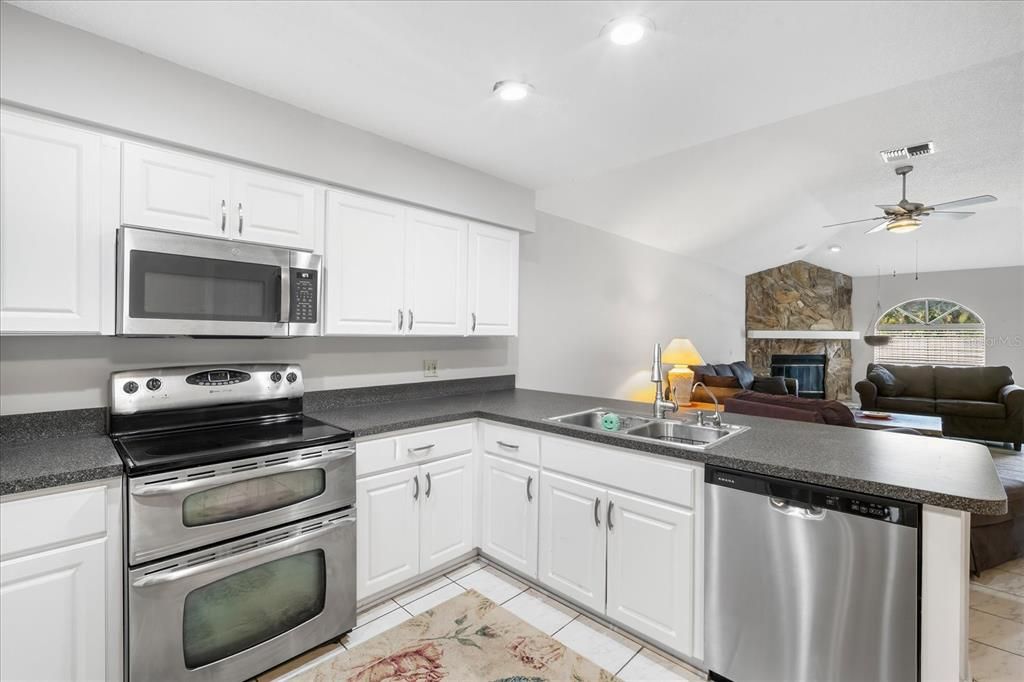 For Sale: $230,000 (2 beds, 2 baths, 1218 Square Feet)