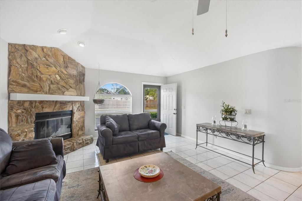 For Sale: $230,000 (2 beds, 2 baths, 1218 Square Feet)