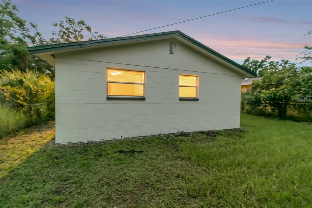 Active With Contract: $245,000 (3 beds, 1 baths, 950 Square Feet)