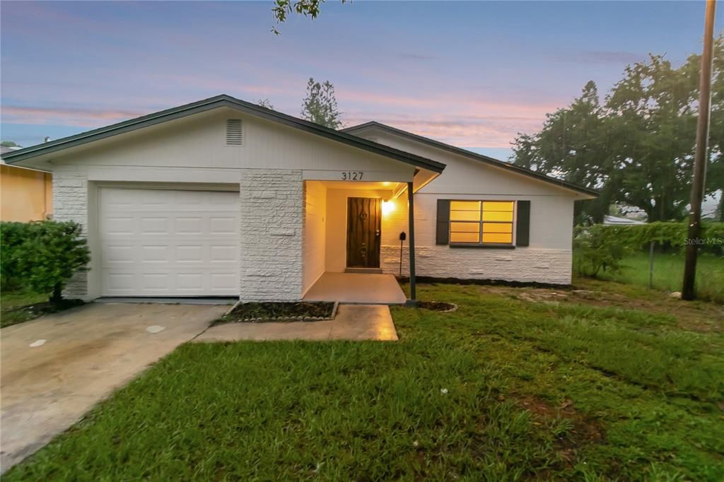 Active With Contract: $245,000 (3 beds, 1 baths, 950 Square Feet)