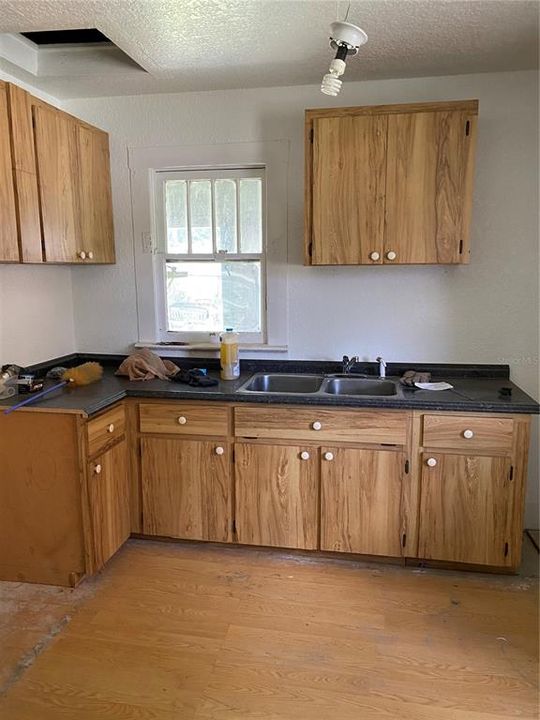 Activo con contrato: $170,000 (3 camas, 1 baños, 1368 Pies cuadrados)