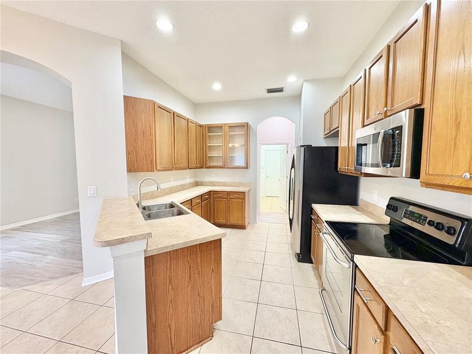 Active With Contract: $2,550 (4 beds, 3 baths, 2353 Square Feet)