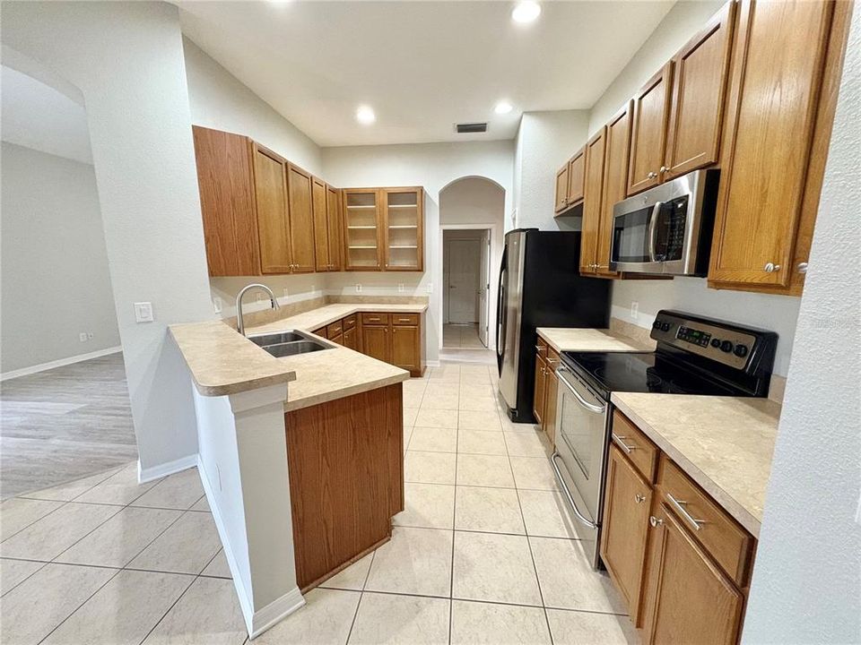 Active With Contract: $2,550 (4 beds, 3 baths, 2353 Square Feet)