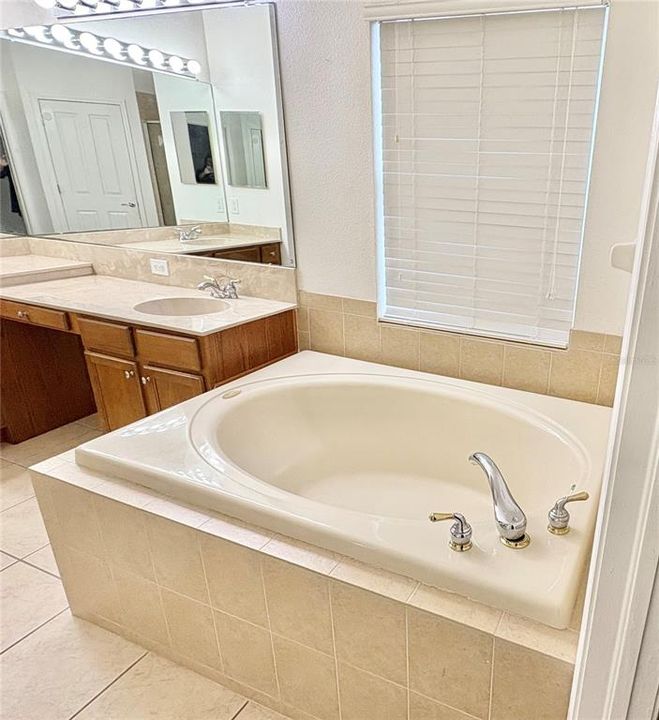 Active With Contract: $2,550 (4 beds, 3 baths, 2353 Square Feet)