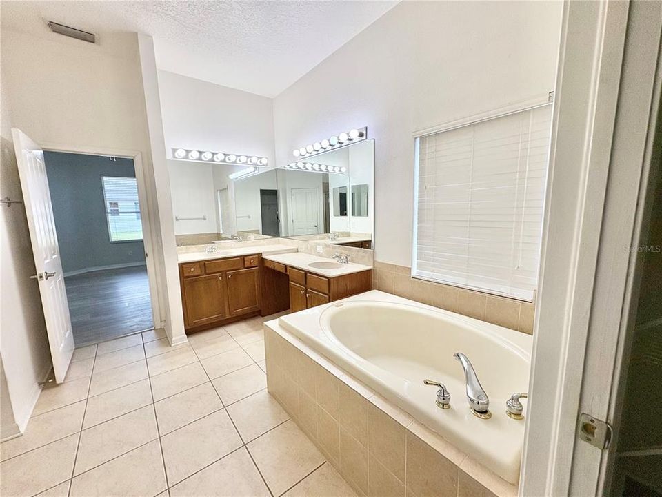 Active With Contract: $2,550 (4 beds, 3 baths, 2353 Square Feet)