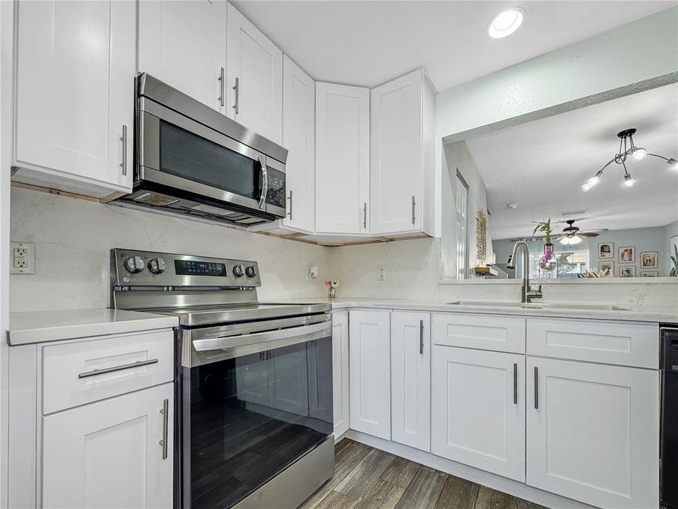 Active With Contract: $279,000 (2 beds, 2 baths, 1112 Square Feet)