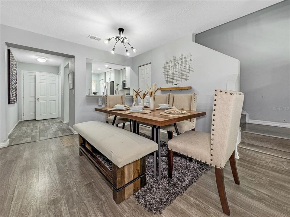 Active With Contract: $279,000 (2 beds, 2 baths, 1112 Square Feet)