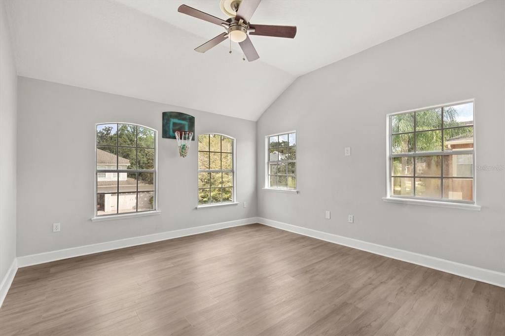 Activo con contrato: $690,000 (5 camas, 3 baños, 3268 Pies cuadrados)