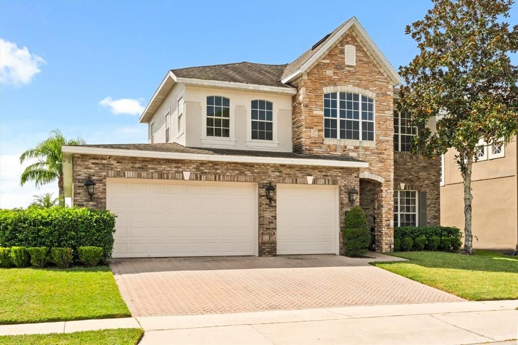 Activo con contrato: $690,000 (5 camas, 3 baños, 3268 Pies cuadrados)