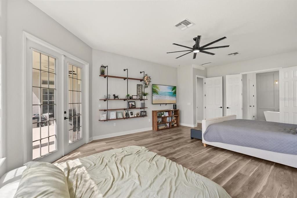 Activo con contrato: $690,000 (5 camas, 3 baños, 3268 Pies cuadrados)