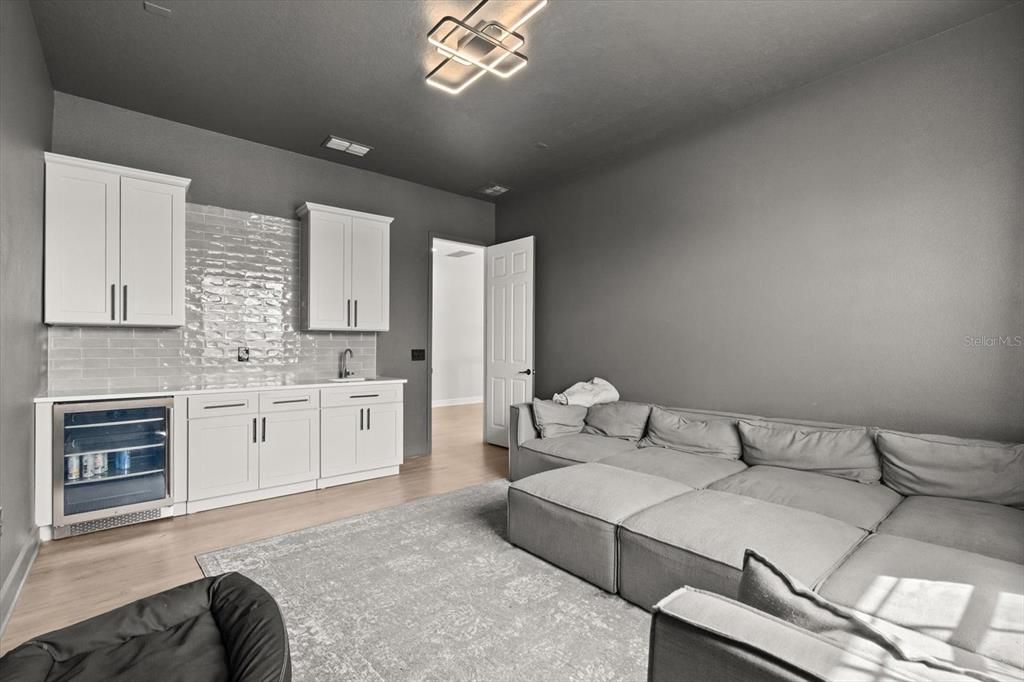 Activo con contrato: $690,000 (5 camas, 3 baños, 3268 Pies cuadrados)