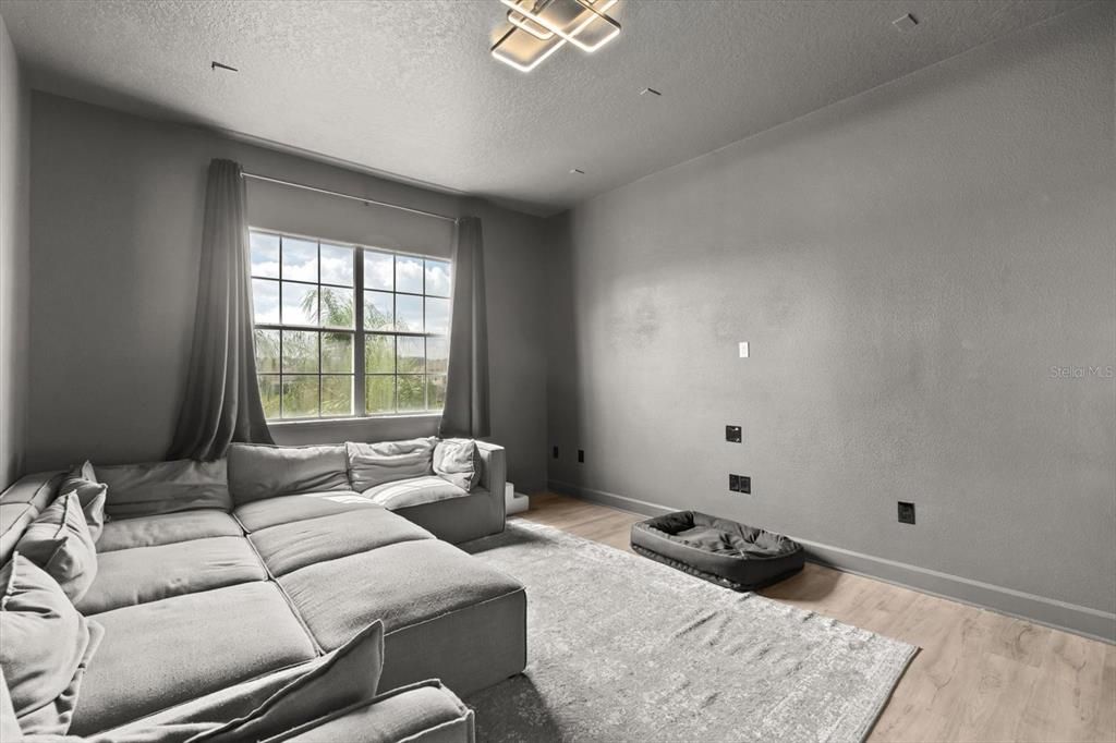 Activo con contrato: $690,000 (5 camas, 3 baños, 3268 Pies cuadrados)