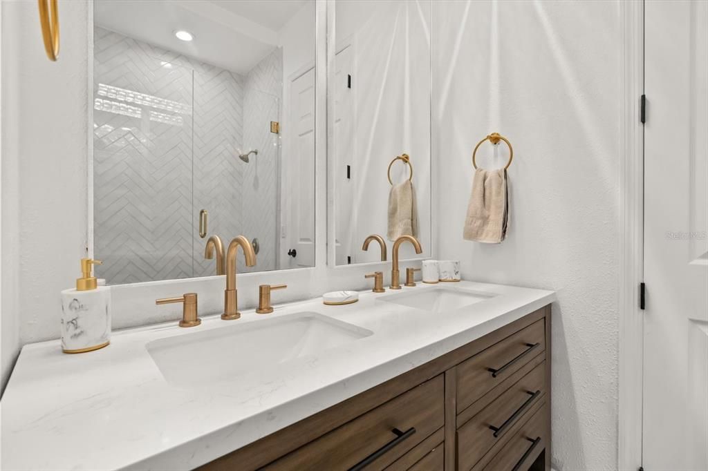 Activo con contrato: $690,000 (5 camas, 3 baños, 3268 Pies cuadrados)