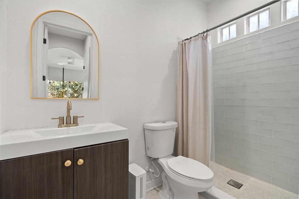 Activo con contrato: $690,000 (5 camas, 3 baños, 3268 Pies cuadrados)