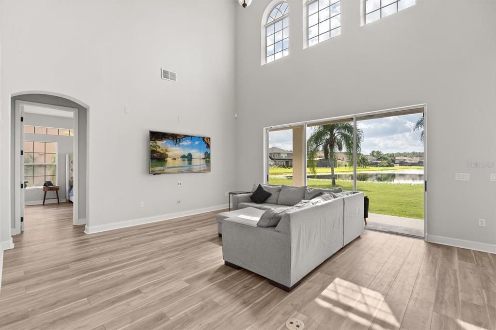 Activo con contrato: $690,000 (5 camas, 3 baños, 3268 Pies cuadrados)