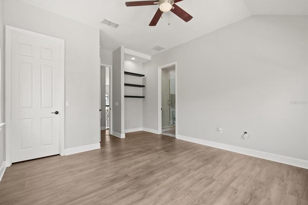 Activo con contrato: $690,000 (5 camas, 3 baños, 3268 Pies cuadrados)