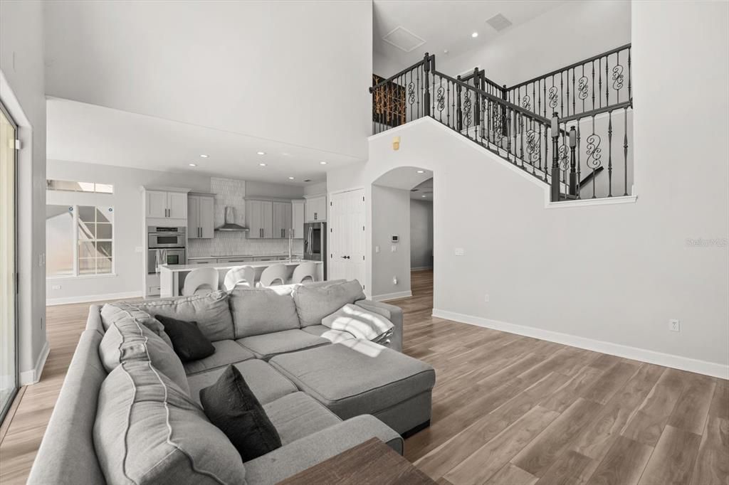 Activo con contrato: $690,000 (5 camas, 3 baños, 3268 Pies cuadrados)