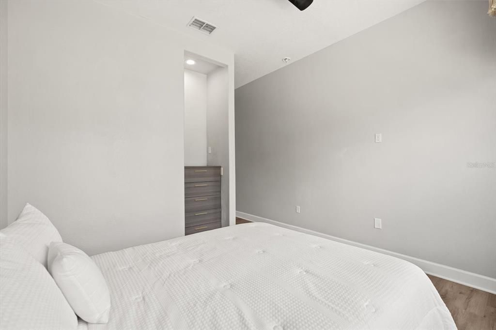 Activo con contrato: $690,000 (5 camas, 3 baños, 3268 Pies cuadrados)