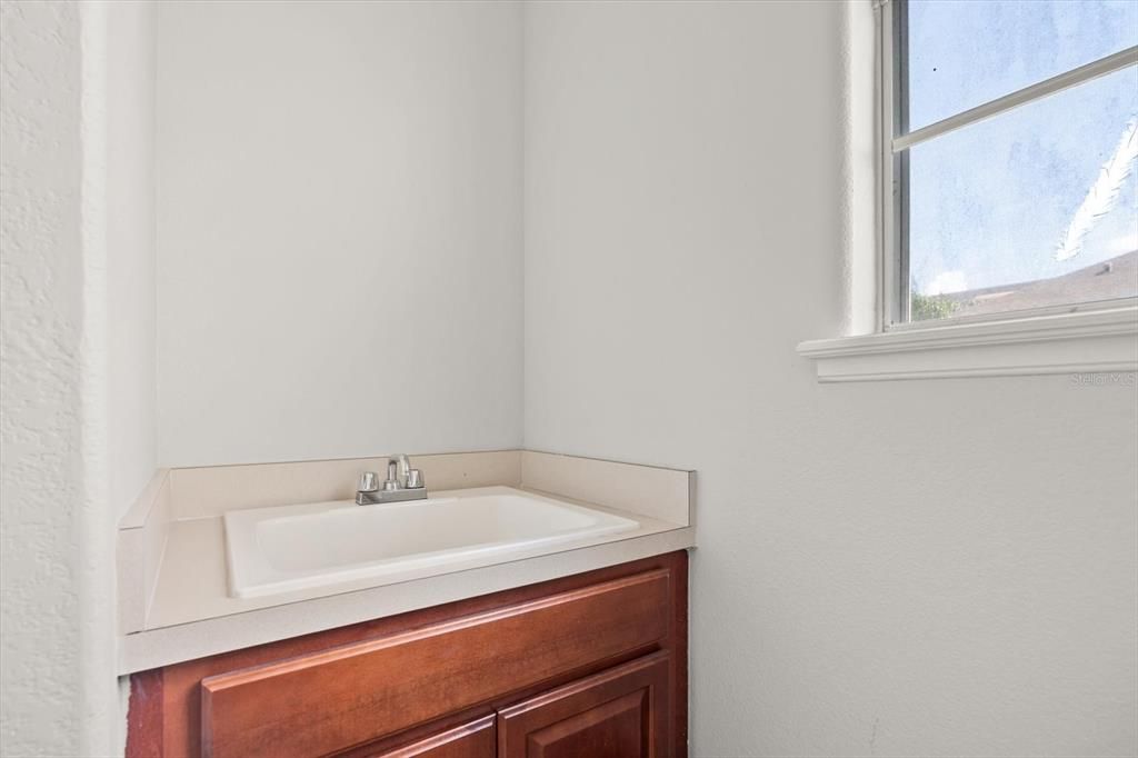 Activo con contrato: $690,000 (5 camas, 3 baños, 3268 Pies cuadrados)