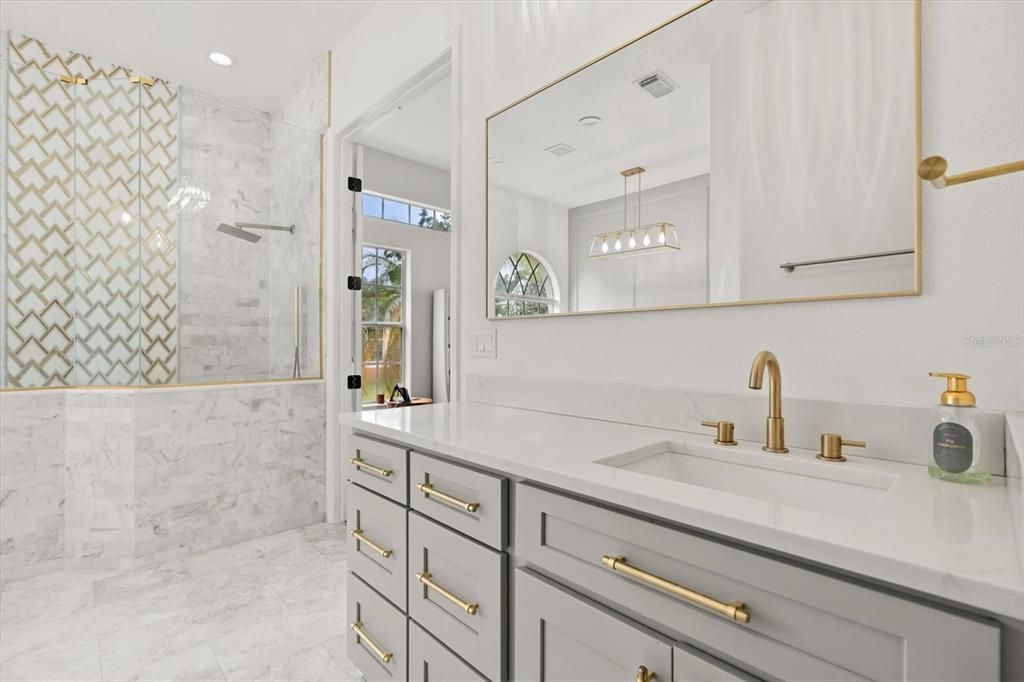 Activo con contrato: $690,000 (5 camas, 3 baños, 3268 Pies cuadrados)