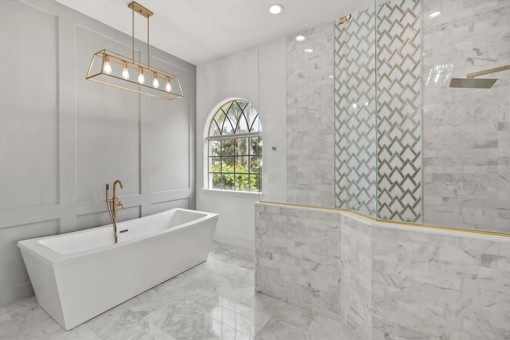 Activo con contrato: $690,000 (5 camas, 3 baños, 3268 Pies cuadrados)