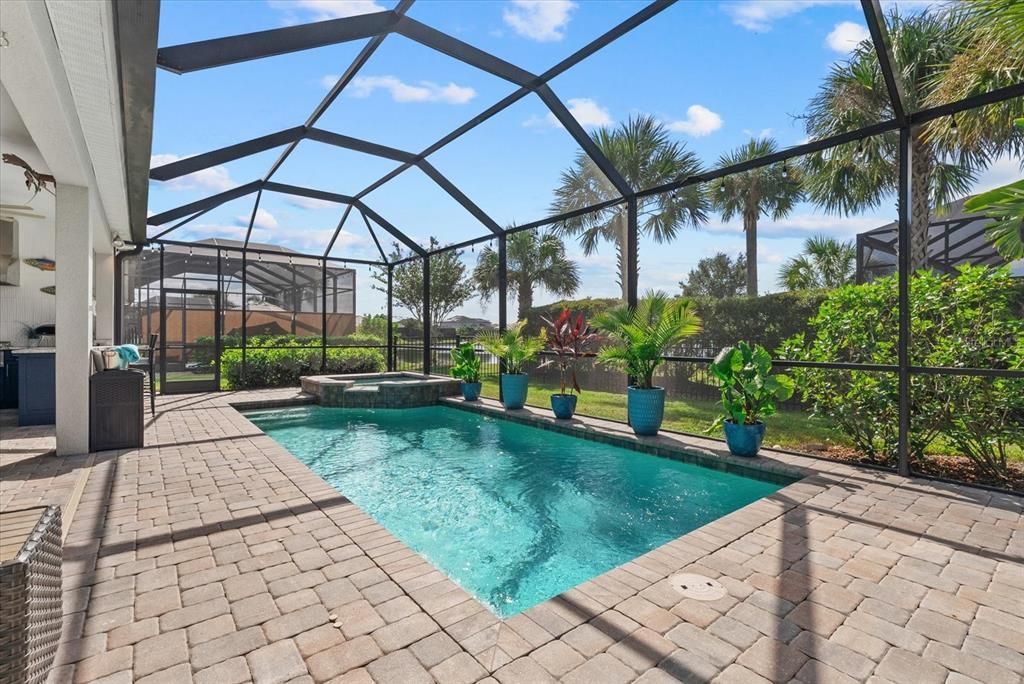 Activo con contrato: $975,000 (5 camas, 3 baños, 3395 Pies cuadrados)