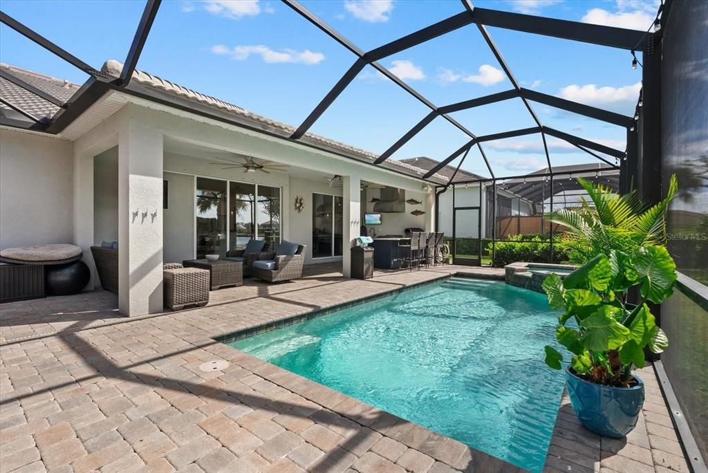 Activo con contrato: $975,000 (5 camas, 3 baños, 3395 Pies cuadrados)