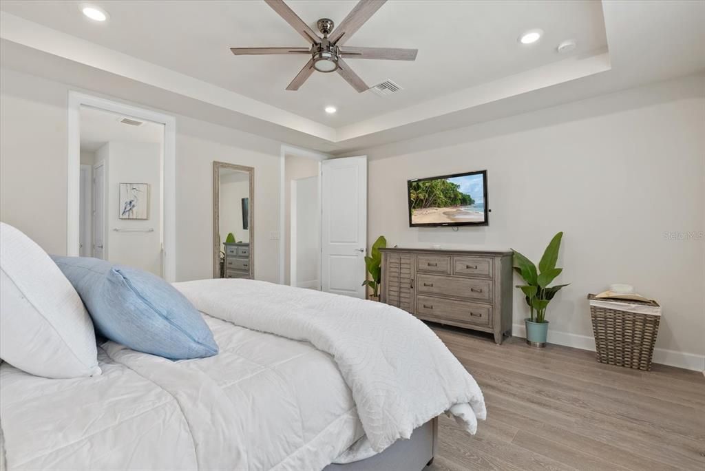 Activo con contrato: $975,000 (5 camas, 3 baños, 3395 Pies cuadrados)