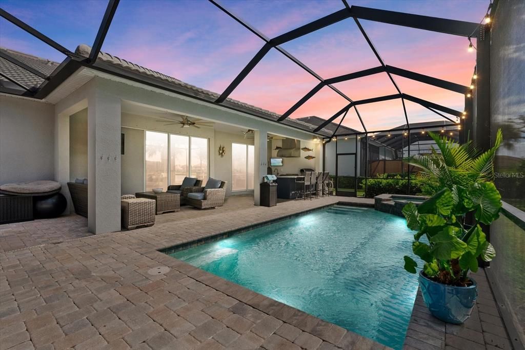 Activo con contrato: $975,000 (5 camas, 3 baños, 3395 Pies cuadrados)