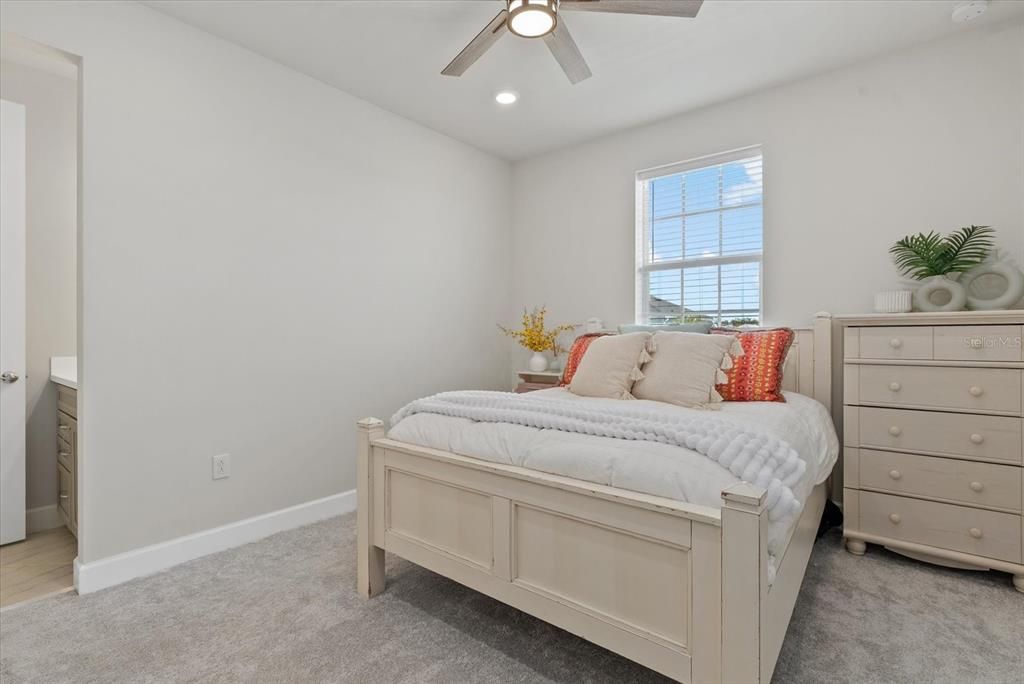 Activo con contrato: $975,000 (5 camas, 3 baños, 3395 Pies cuadrados)