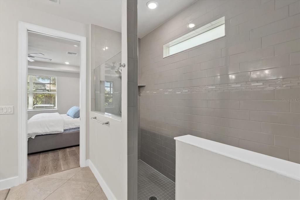 Activo con contrato: $975,000 (5 camas, 3 baños, 3395 Pies cuadrados)