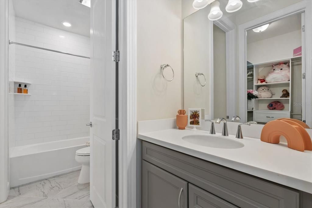 Activo con contrato: $975,000 (5 camas, 3 baños, 3395 Pies cuadrados)