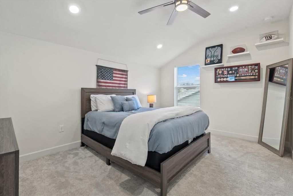 Activo con contrato: $975,000 (5 camas, 3 baños, 3395 Pies cuadrados)