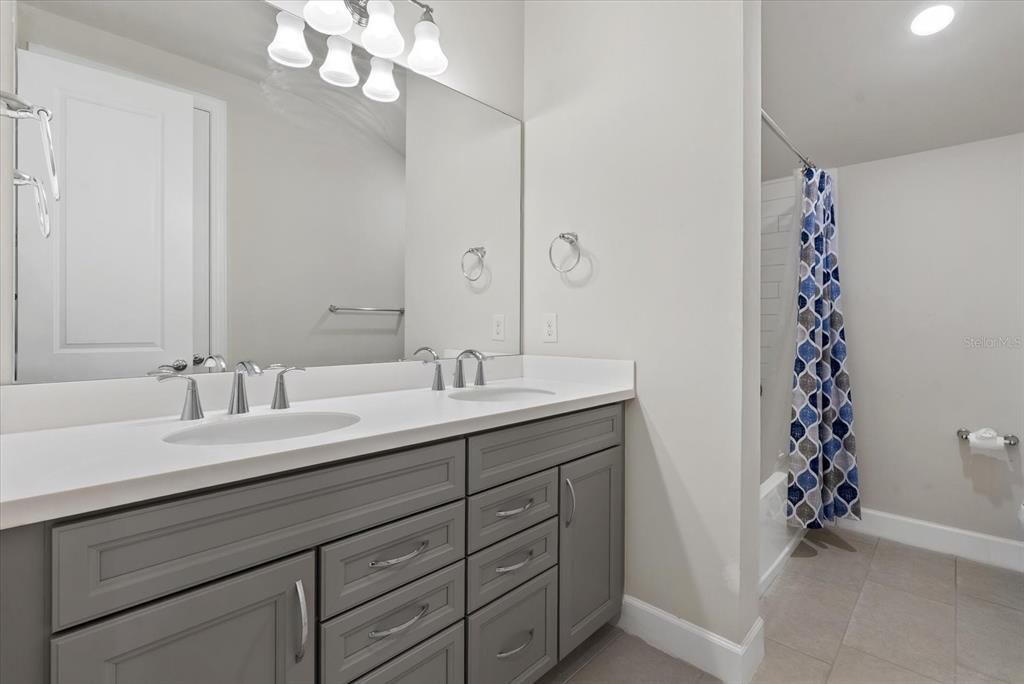 Activo con contrato: $975,000 (5 camas, 3 baños, 3395 Pies cuadrados)