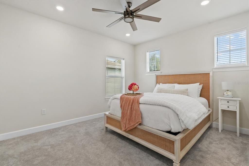 Activo con contrato: $975,000 (5 camas, 3 baños, 3395 Pies cuadrados)