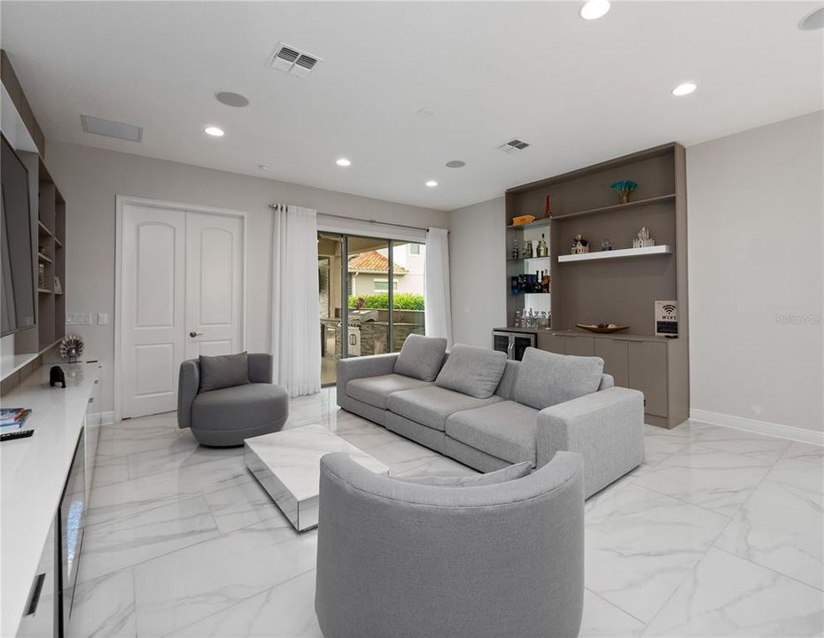 出租: $5,900 (5 贝兹, 4 浴室, 3232 平方英尺)