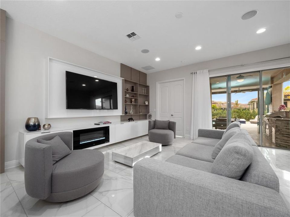 出租: $5,900 (5 贝兹, 4 浴室, 3232 平方英尺)