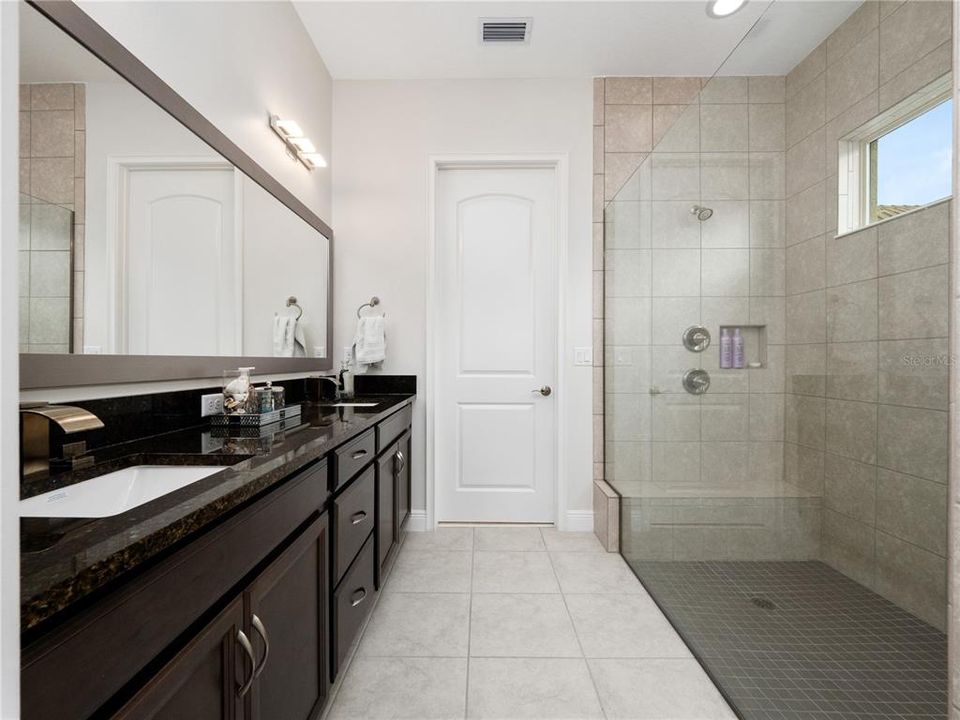 出租: $5,900 (5 贝兹, 4 浴室, 3232 平方英尺)