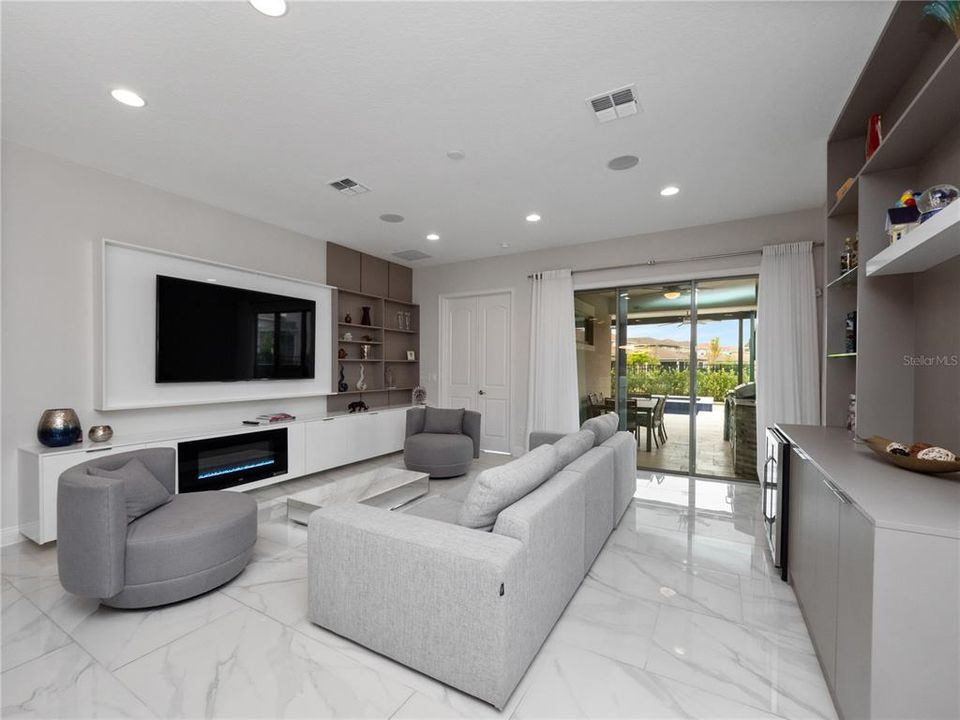 出租: $5,900 (5 贝兹, 4 浴室, 3232 平方英尺)