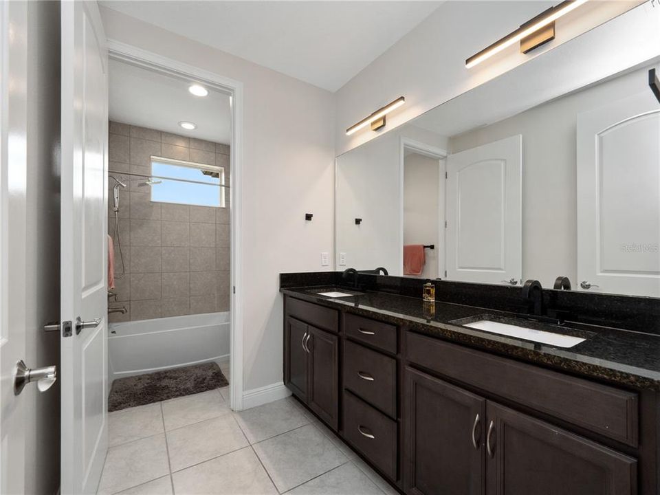 出租: $5,900 (5 贝兹, 4 浴室, 3232 平方英尺)