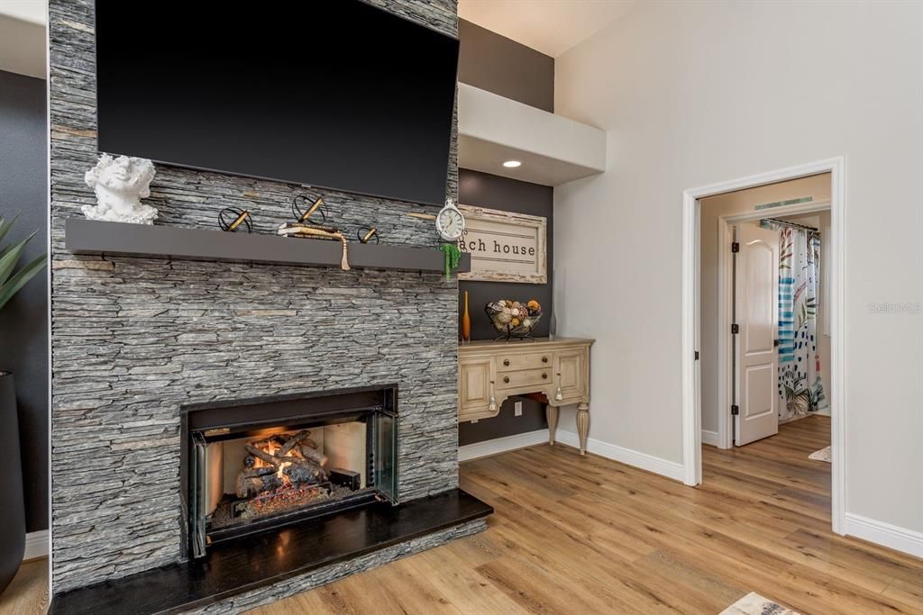 合同活跃: $1,440,000 (4 贝兹, 3 浴室, 3387 平方英尺)